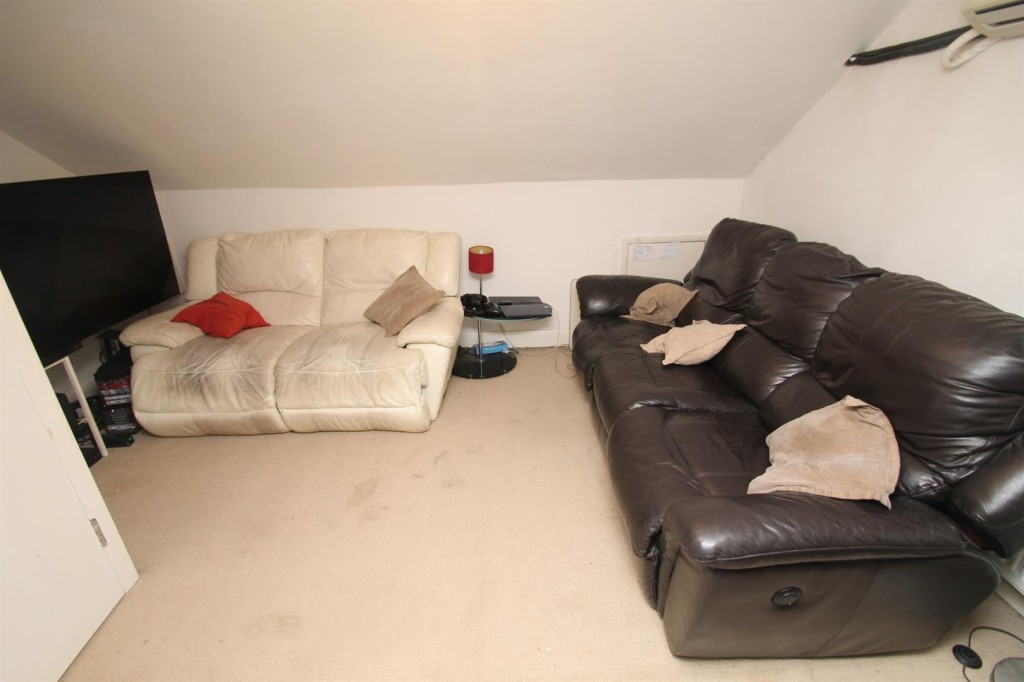 Lot: 168 - MID-TERRACE HOUSE FOR IMPROVEMENT - First floor flat lounge